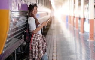 mulher asiática na estação de trem foto