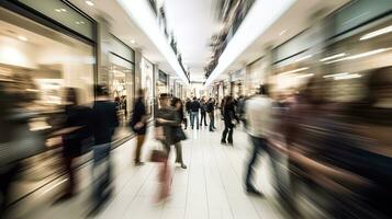 pessoas dentro movimento estão borrado dentro a corredor do uma compras Centro. Visão de olhos foto