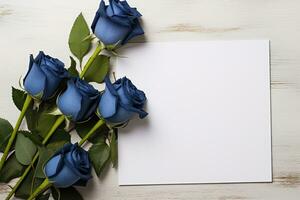 brincar branco em branco papel Folha com azul rosas flores topo Visão em uma de madeira fundo, floral modelo esvaziar cartão plano deitar para Projeto com cópia de espaço foto