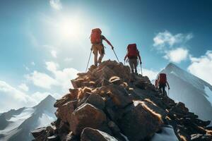 uma alpinistas em uma topo do a montanha. viagem e montanha caminhada conceito foto