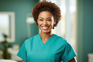 jovem encantador encaracolado africano americano enfermeira ou médico dentro uma azul uniforme em uma borrado fundo do uma hospital quarto foto