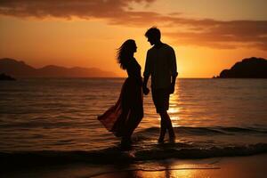 silhueta do uma casal dentro amor homem e mulher segurando mãos em a Beira Mar às pôr do sol foto