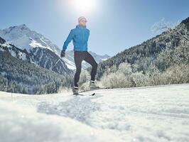 Áustria, Tirol, Luesens, Sellrain, pelo país esquiador dentro coberto de neve panorama foto
