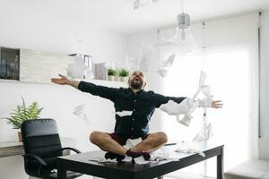 pernicioso Garoto jogando com banheiro papel em escrivaninha dentro casa escritório foto