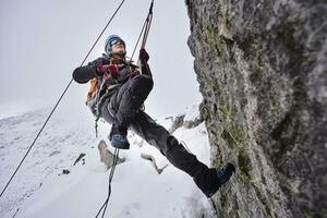 maduro mulher escalada às vendedor bruto, Tirol, Áustria foto