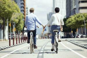 casal com bicicletas dentro Barcelona foto