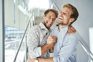 retrato do dois feliz jovem empresários tremendo mãos foto