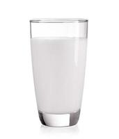 leite no copo no fundo branco foto