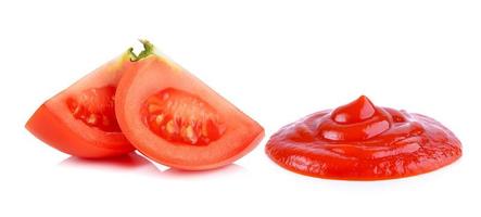 fatia de tomate e molho de tomate no fundo branco foto