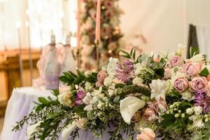 lindas composições florais no restaurante para a cerimônia de casamento foto