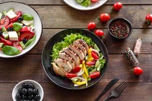 deliciosa salada fresca com frango, tomate, pepino, cebola e verduras com azeite de oliva foto