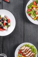 três deliciosas saladas frescas com frango, tomate, pepino, cebola e verduras com azeite de oliva