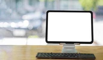 computador com tela em branco em escritório moderno foto