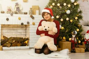 Natal feriado, menina dentro santa chapéu recebido uma natal presente foto