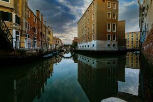 canal dentro Veneza. foto