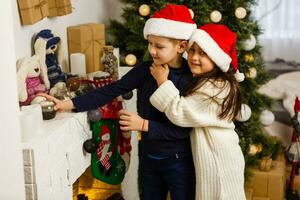 Natal crianças. feliz crianças abertura presentes. Novo ano. Natal árvore foto