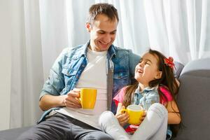 pai e filha beber chá às casa foto