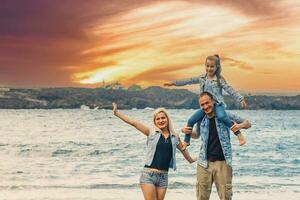 feliz família com criança filha menina de a mar, Primavera foto