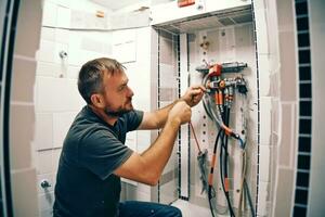 encanador instalando chuveiro parar, trabalhos dentro banheiro. generativo ai foto