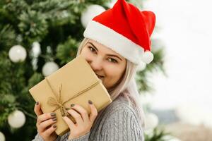 mulher segurando Natal presente caixa foto