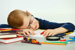 educacional tema Garoto adolescente dormindo em dele livros. isolado sobre branco fundo. foto