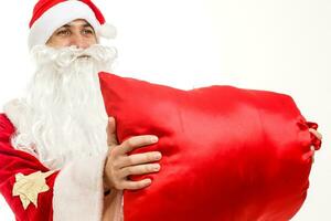 santa claus segurando uma presentes contra branco fundo foto