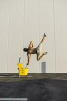 acrobata jogando com limpeza balde e esfregão foto