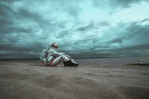 solitário astronauta olhando às lago em sem nome planeta foto