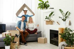 conceito habitação uma jovem família. mãe pai e criança dentro Novo casa com uma cobertura às uma casa foto