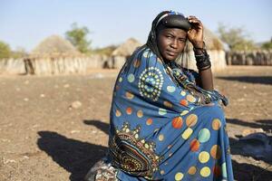 retrato do uma muhacaona mulher dentro dela tradicional colorida vestir, oncócua, Angola foto