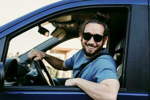 retrato do feliz homem dentro carro foto