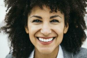 retrato do feliz mulher com encaracolado cabelo foto