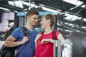 feliz casal às a aeroporto foto