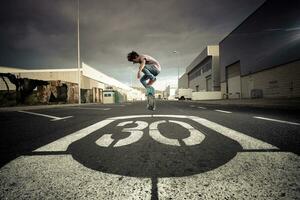 Espanha, tenerife, Garoto patinação em uma estrada foto