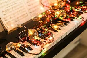 piano teclado com Natal decoração, fechar-se foto