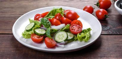 Salada deliciosa com vegetais frescos foto