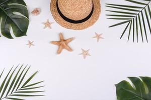 acessórios de praia, óculos e chapéu com conchas e estrelas do mar em um fundo colorido foto