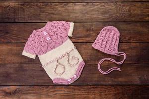 roupas de malha feitas de fios de lã natural para um bebê recém-nascido