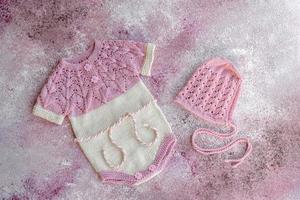 roupas de malha feitas de fios de lã natural para um bebê recém-nascido