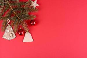 decorações de natal vermelhas, galhos de árvores de abeto em fundo vermelho