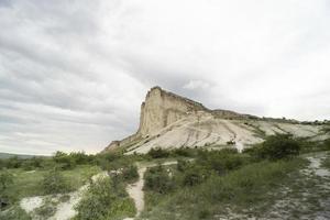 paisagem natural com vista para a rocha branca. foto