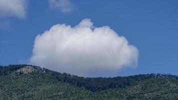 paisagem com uma nuvem branca no fundo de uma montanha foto