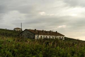 paisagem com velhas casas abandonadas. foto