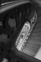 vista de baixo para cima em uma bela escada de luxo com grades de madeira foto