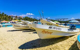 porto escondido Oaxaca México 2023 pescaria barcos às a Porto de praia dentro porto escondido México. foto