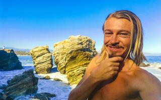 selfie com pedras falésias Visão ondas de praia porto escondido México. foto