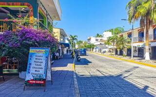 porto escondido Oaxaca México 2023 típica lindo colorida turista rua calçada cidade porto escondido México. foto