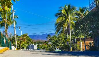 porto escondido Oaxaca México 2023 típica lindo colorida turista rua calçada cidade porto escondido México. foto