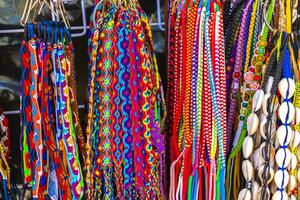 colorida tecido pulseiras em mexicano mercado playa del carmen México. foto