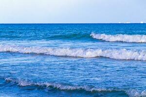 ondas na praia tropical mar do caribe água turquesa clara méxico. foto